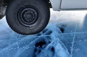 Колесо автомобиля на льду